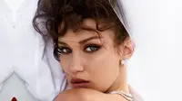 Bella Hadid dalam balutan busana klasik tahun 80an. (Instagram)