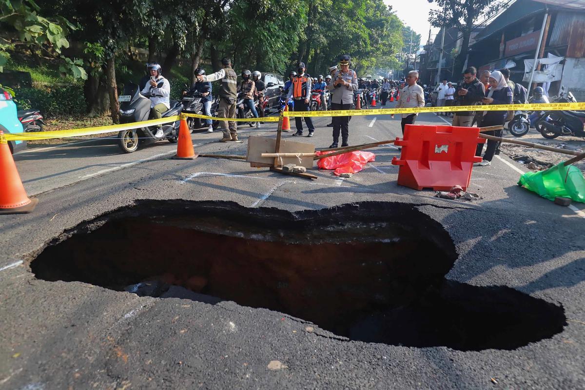 FOTO: Jalan Amblas Lenteng Agung Picu Kemacetan Lalu Lintas