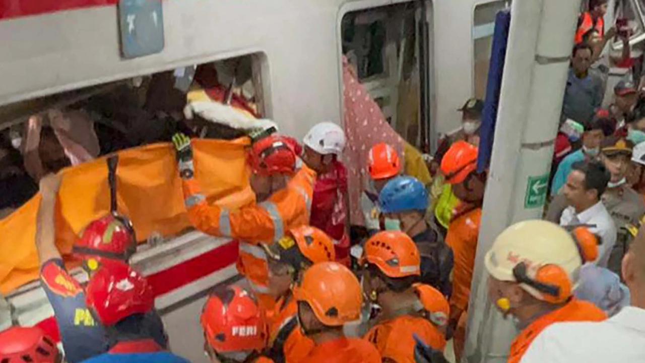 FOTO: Evakuasi Dramatis Korban Tabrakan Kereta di Bekasi Timur