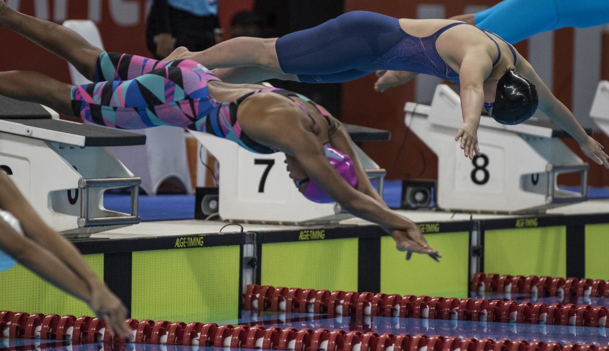 Perenang Indonesia, Syuci Indriani, melompat saat tampil pada renang nomor 200 meter gaya bebas Asian Para Games di Stadion Aquatic Senayan, Jakarta, Minggu (7/10/2018). Syuci berhasil meraih medali perunggu. (Bola.com/Vitalis Yogi Trisna)