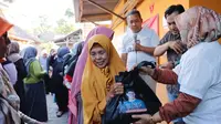 Kenaikan harga beras mengancam kocek yang serius di kalangan kaum Ibu-ibu seluruh Indonesia jelang tutup tahun. Kekhawatiran itu, menggerakkan relawan Sandiaga Uno untuk terus menggalakkan program tebus lima ribu rupiah paket sembako murah yang dinilai sangat berdampak di tengah-tengah masyarakat Kabupaten Subang, Jawa Barat (Istimewa)