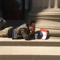 Ucapkan selamat tinggal pada tesisnya, cowok ini bikin sesi pemotretan romantis. 