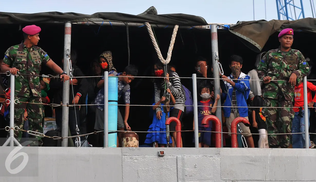 Warga eks saat berada di KRI Teluk Bone 551, Pelabuhan Tanjung Priok, Jakarta, Kamis (28/1/2016). Sebanyak 824 warga eks Gafatar dipulangkan dari Kalimantan untuk dikembalikan ke daerah asal. (Liputan6.com/Gempur M Surya)
