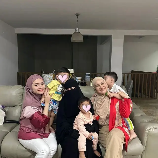 Curhat Sambil Nangis Sebelum Lepas Hijab, Ini 6 Potret Nathalie Holscher dan Umi Pipik