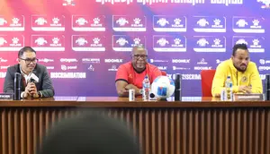 Pelatih Timnas Mozambik, Chiquinho Conde (tengah) saat menjalani sesi konferensi pers di Stadion Utama Gelora Bung Karno, Jakarta, Senin (8/6/2026). (Bola.com/Abdul Aziz)