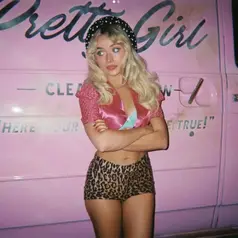 DI tengah kontroversi penampilannya di SNL, Sabrina Carpenter tampil menawan di Coachella 2026.