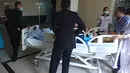 Dua orang petugas mendorong tempat tidur Jupe usai menjalani tes MRI. Jupe yang masih mengenakan masket terlihat masih ramah meski tak berucap apapun. (Nurwahyunan/Bintang.com)