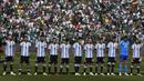 Timnas Argentina bertandang ke markas Timnas Bolivia di La Paz Stadium yang menjadi stadion tertinggi di dunia dengan ketinggian sekitar 3600 mdpl, Rabu (13/9/2023) dini hari WIB. Tanpa diperkuat Lionel Messi yang tak masuk dalam susunan pemain meski hadir untuk memberi dukungan, Albiceleste tetap tampil solid dengan membungkam tuan rumah dengan skor 3-0. Tiga gol Argentina dihasilkan oleh Enzo Fernandez (31'), Nicolas Tagliafico (42') dan Nicolas Gonzalez pada menit ke-83. Bolivia harus tampil dengan 10 pemain sejak menit ke-39 setelah Roberto Fernandez diganjar kartu merah langsung. (AP Photo/Juan Karita)