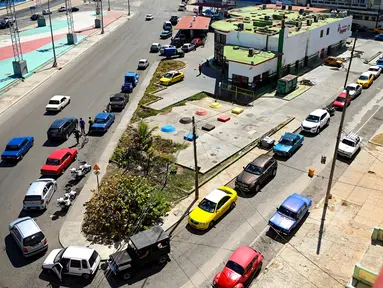 Foto udara memperlihatkan para pengemudi antre untuk mengisi bahan bakar di sebuah pompa bensin di Havana, Kuba, 22 Maret 2022. Dalam beberapa hari terakhir mendapatkan bensin menjadi mimpi buruk di Kuba, sebagian besar karena rendahnya produksi dari pemasoknya di Venezuela. (YAMIL LAGE/AFP)
