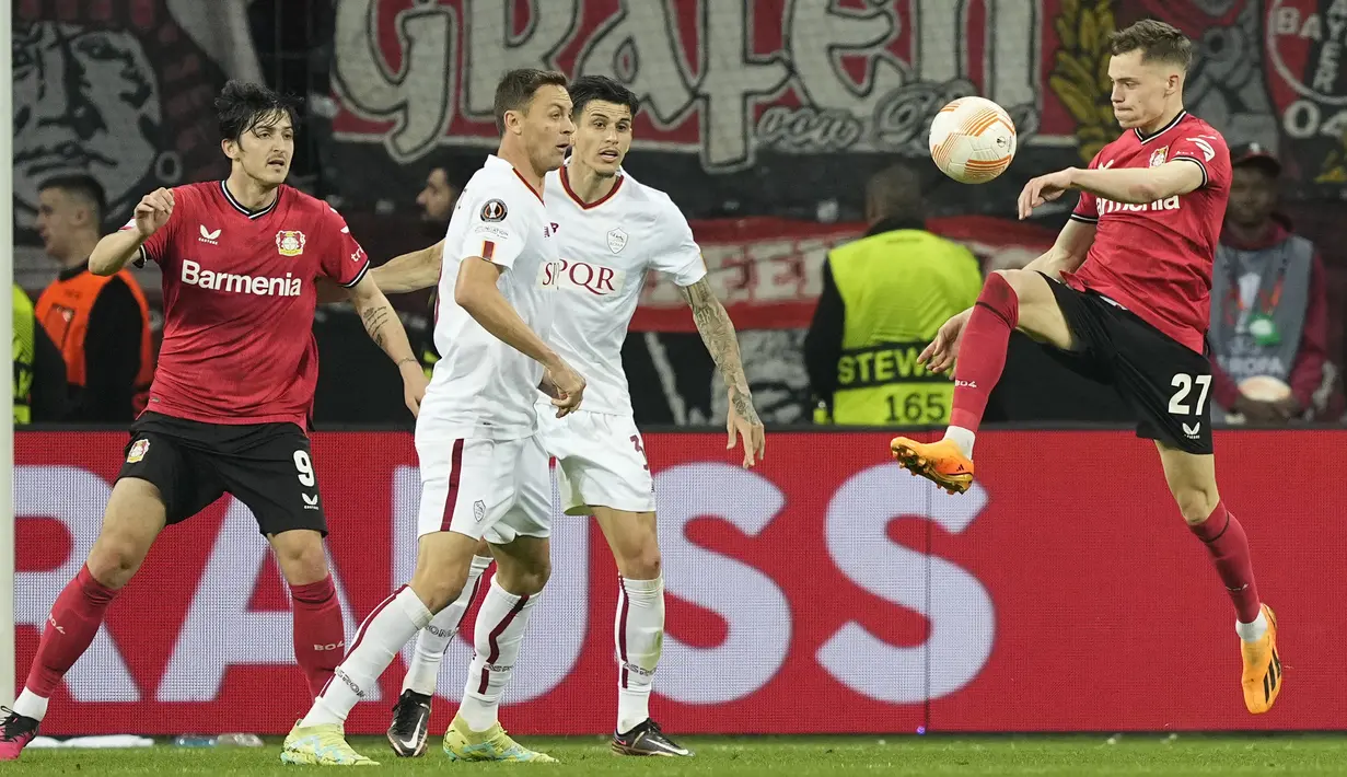 <p>Bermain di depan publik sendiri, Leverkusen langsung tampil menyerang dan nyaris mencetak gol pada menit ke-11. (AP Photo/Martin Meissner)</p>