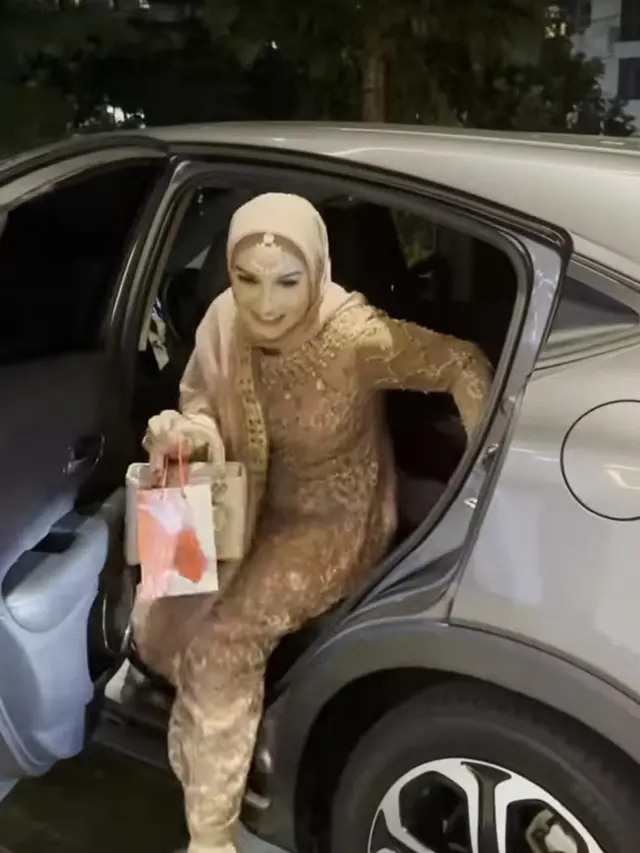 Irish Bella Tampil dengan Busana Bollywood