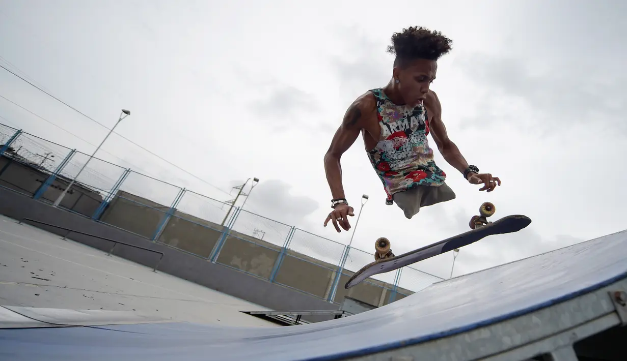 Imigran Venezuela, Alfonso Mendoza alias Alca berlatih skateboard di sebuah taman di Barranquilla, Kolombia, 28 September 2018. Alca tiba di Kolombia sembilan bulan lalu. (Raul ARBOLEDA/AFP)