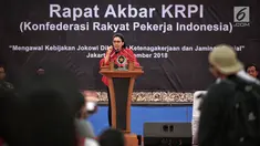 Ketua Umum KRPI, Rieke Diah Pitaloka berorasi dalam rapat akbar Konfederasi Rakyat Pekerja Indonesia di Jakarta, Sabtu (22/12). Kegiatan itu bertema “Mengawal Kebijakan Jokowi di Bidang Ketenagakerjaan dan Jaminan Sosial”. (Liputan6.com/Faizal Fanani)