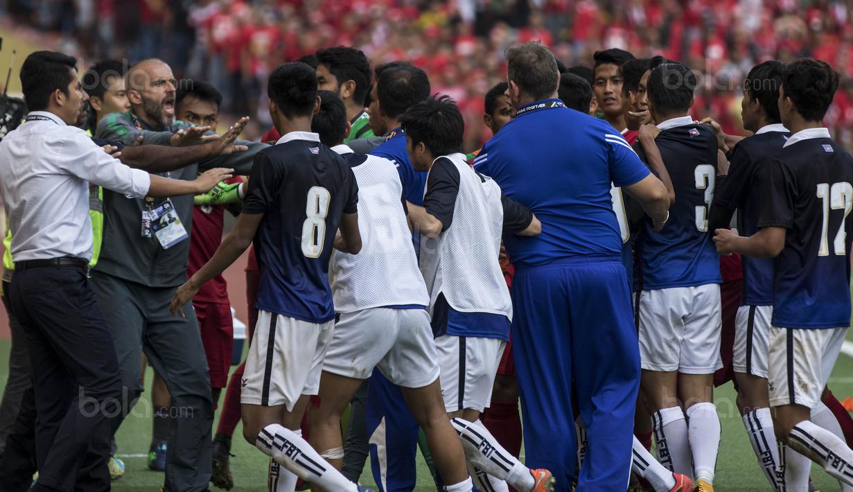 4. Terjadi kericuhan yang melibatkan pemain Timnas Indonesia dengan Kamboja akibat keputusan wasit yang beberapa kali merugikan salah satu pihak. (Bola.com/Vitalis Yogi Trisna)