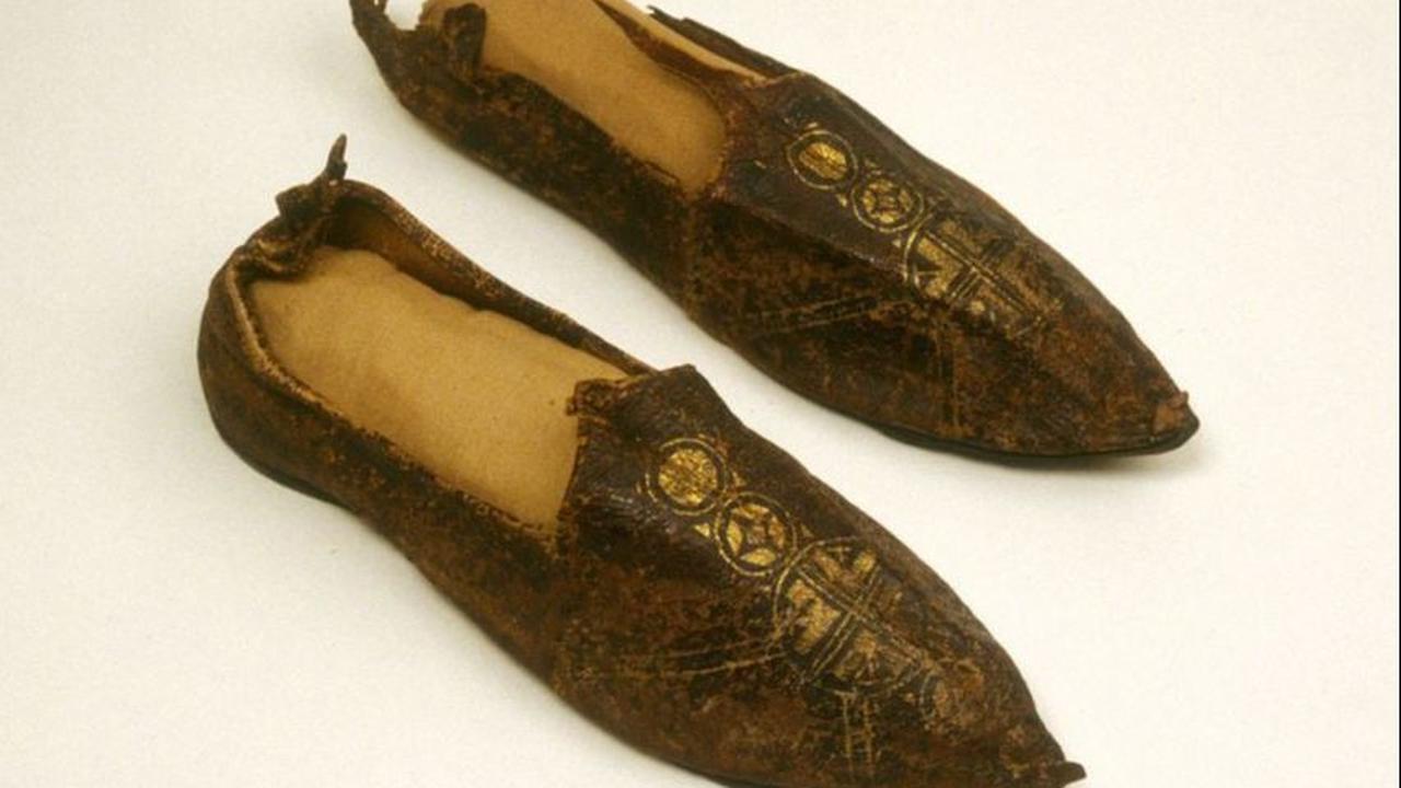 Ada banyak alas kaki yang ditemukan selama penggalian proyek Marmaray seperti sandal, sandal jepit, dan sepatu boot sepanjang betis, yang biasanya ditemukan dalam manuskrip-manuskrip ilustrasi. Banyak dari benda-benda ini kaya hiasan dalam beragam bentuk.
