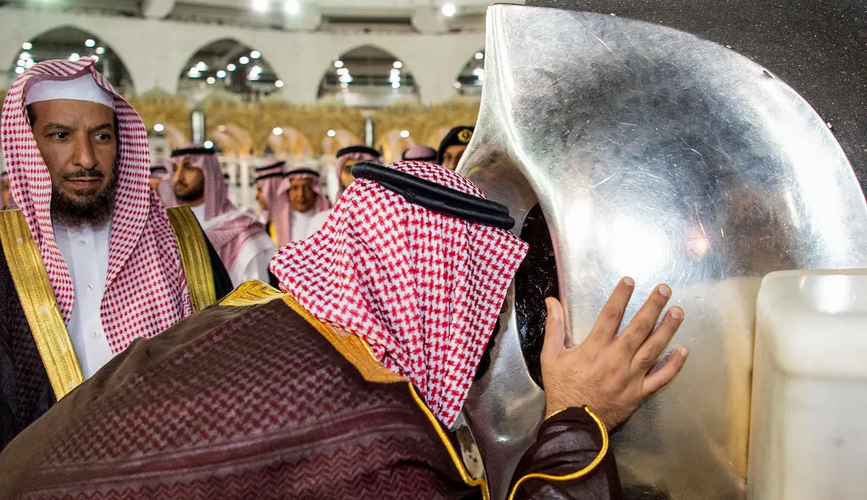 Putra Mahkota Arab Saudi Mohammed bin Salman mencium Hajar Aswad saat meninjau Masjidil Haram di Mekah, Arab Saudi, Selasa (12/2). Perluasan Masjidil Haram dilakukan untuk mewujudkan Visi Arab Saudi 2030. (BANDAR AL-JALOUD/SAUDI ROYAL PALACE/AFP)