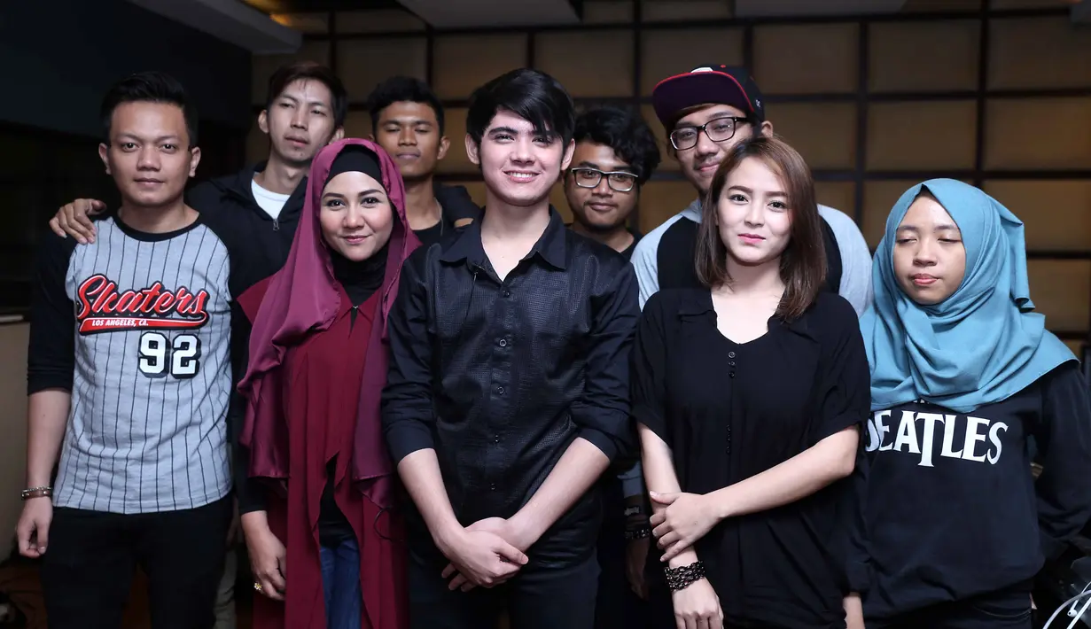 Dalam mini konser yang digelar di Malang, 27 Maret nanti, Ali tidak sendiri. Penyanyi dari labelnya, Ifny, Syanay dan Aliandonesia.(Nurwahyunan/Bintang.com)