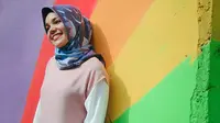 Kalau yang ini, Dewi memakai hijab persegi dan bermotif. Tampilannya pun semakin ceria dengan hijab bermotif yang berwarna kale mini. (Instagram/dewisandra)