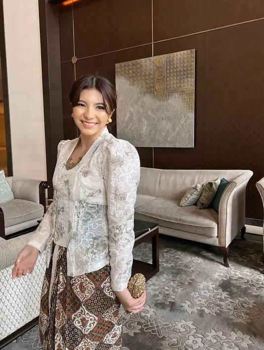 Shaloom menyempurnakan penampilan berkebayanya ini dengan kain batik cokelat yang menjadi seragam bridesmaid. [Foto: Instagram/sharazaaa]