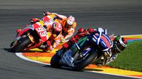Aksi Pedrosa-Marquez Kawal Lorenzo di GP Valencia (Reuters)