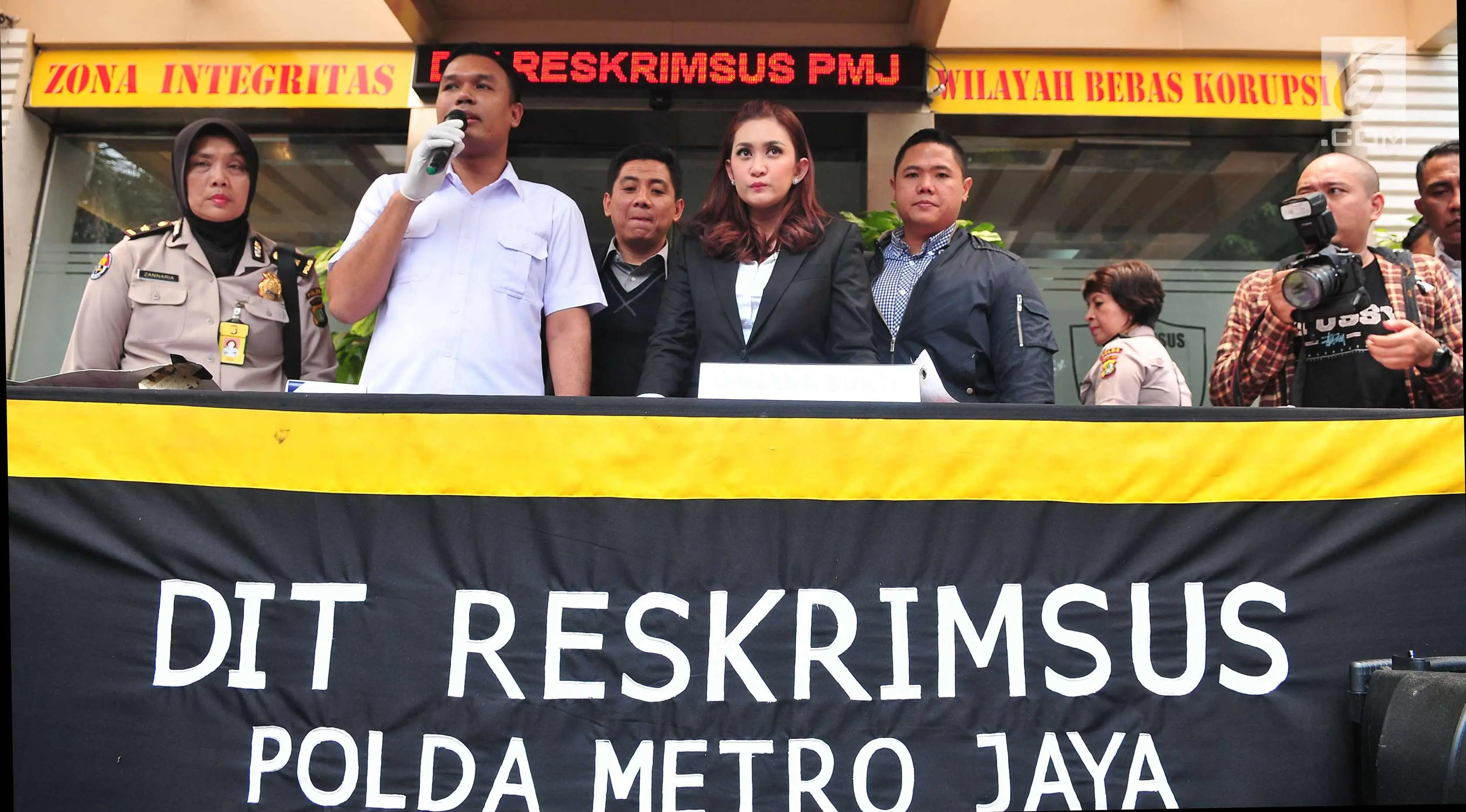 Kanit V Cyber Crime Kompol James Hutajulu bersama Nafa Urbach memberi keterangan kepada awak media terkait kasus pedolfilia anak Nafa Urbach di Polda Metro Jaya, Jakarta, Selasa (10/10). (Liputan6.com/Helmi Afandi)