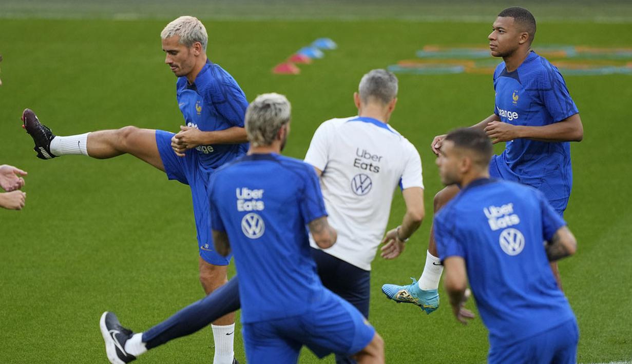 Pemain Prancis, Antoine Griezmann  dan Kylian Mbappe, saat mengikuti sesi latihan jelang laga melawan Jerman pada laga uji coba di Stadion Signal Iduna Park, Jerman, Senin (11/9/2023). (AP Photo/Martin Meissner)