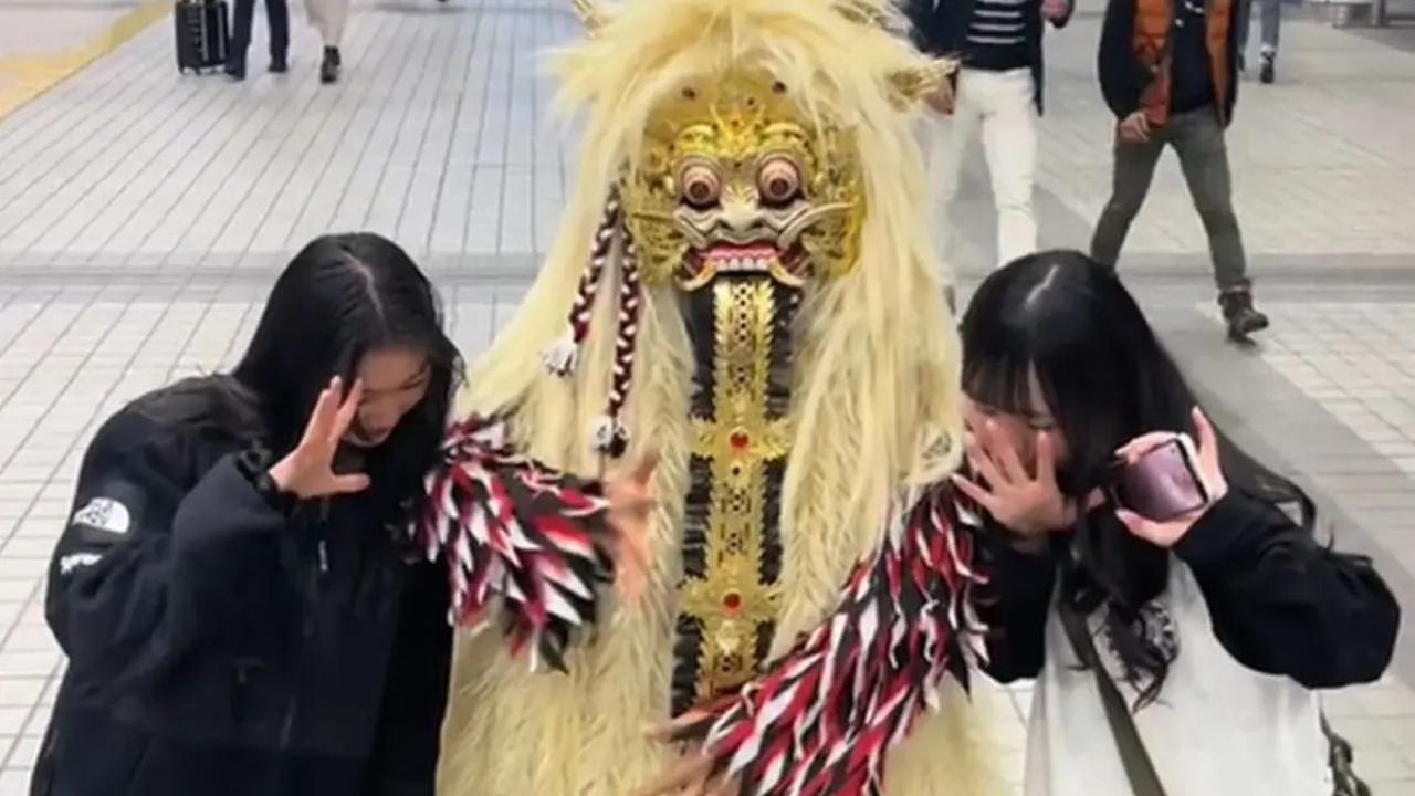 Perlihatkan Reaksi Warga Jepang Melihat Kostum Rangda <br>
