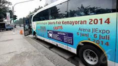  Sebuah bus sengaja disiapkan pihak Jakarta International Expo (JIExpo) Kemayoran, Jakarta, Rabu (11/6/2014) (Liputan6.com/Faizal Fanani)