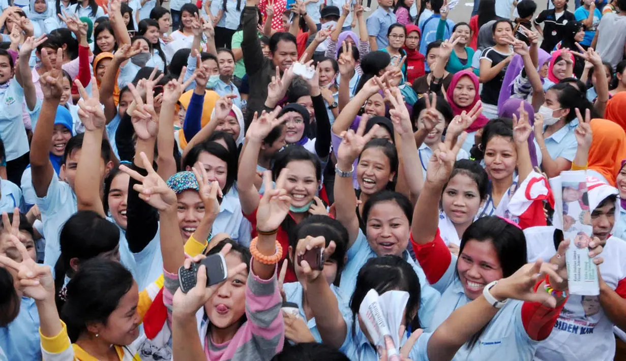 Ribuan buruh yang didominasi perempuan itu memberikan salam dua jari, Sukabumi, Rabu (2/7/14). Liputan6.com/Andrian M Tunay)