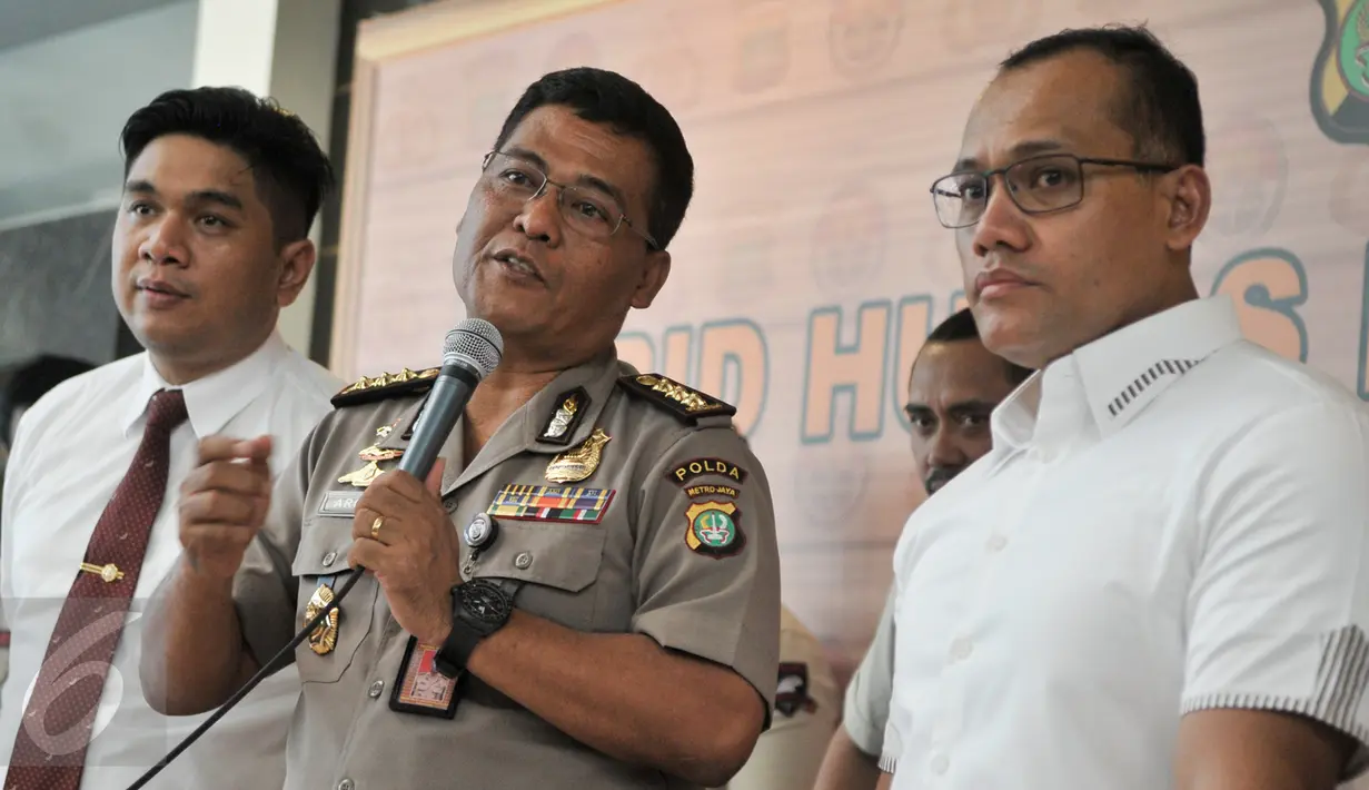 Petugas memberikan keterangan pers saat rilis di Polda Metro Jaya, Jakarta, Rabu (22/2). Ditresnarkoba Polda Metro berhasil ungkap peredaran 2.5 kg sabu dan mengamankan 1 orang tersangka. (Liputan6.com/Yoppy Renato)