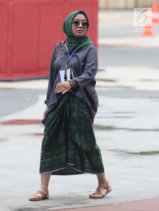Pengunjung Festival Sarung Indonesia 2019 di Plaza Tenggara Kompleks Gelora Bung Karno, Jakarta, Minggu (3/3). Festival ini untuk menghidupkan kesadaran dan kebanggaan generasi muda akan kekayaan budaya Indonesia. (Liputan6.com/Helmi Fithriansyah)