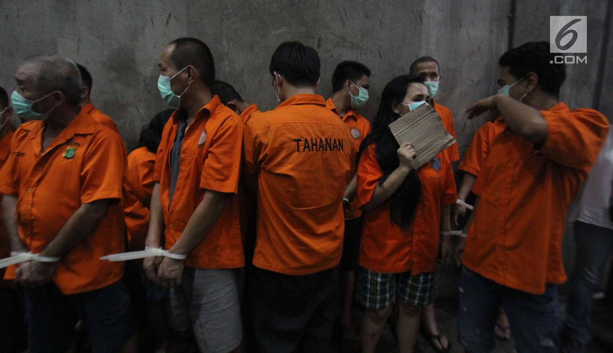 Para tersangka kasus narkoba ditampilkan saat pemusnahan massal narkoba di Garbage Plant, Bandara Soekarno-Hatta, Tangerang, Selasa (15/08). (Liputan6.com/Helmi Afandi)