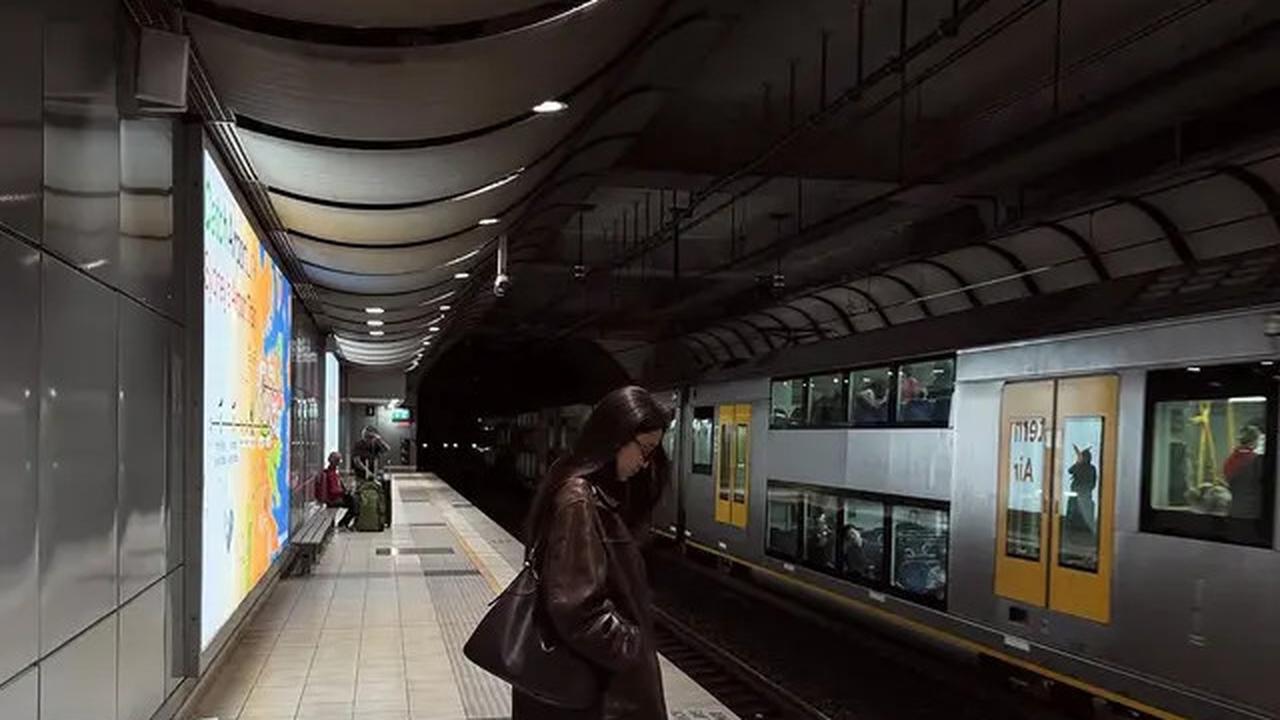 6 Potret Gaya Chic Yasmin Napper Liburan di Australia, Elegan Minimalis