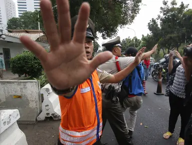 Petugas keamanan melarang wartawan untuk mengambil gambar di depan Kantor Kedubes AS, Jakarta, Selasa (14/6). Ketatnya penjagaan di sekitar Kantor Kedubes menyebabkan sejumlah wartawan mengalami kesulitan untuk meliput. (Liputan6.com/Immanuel Antonius)