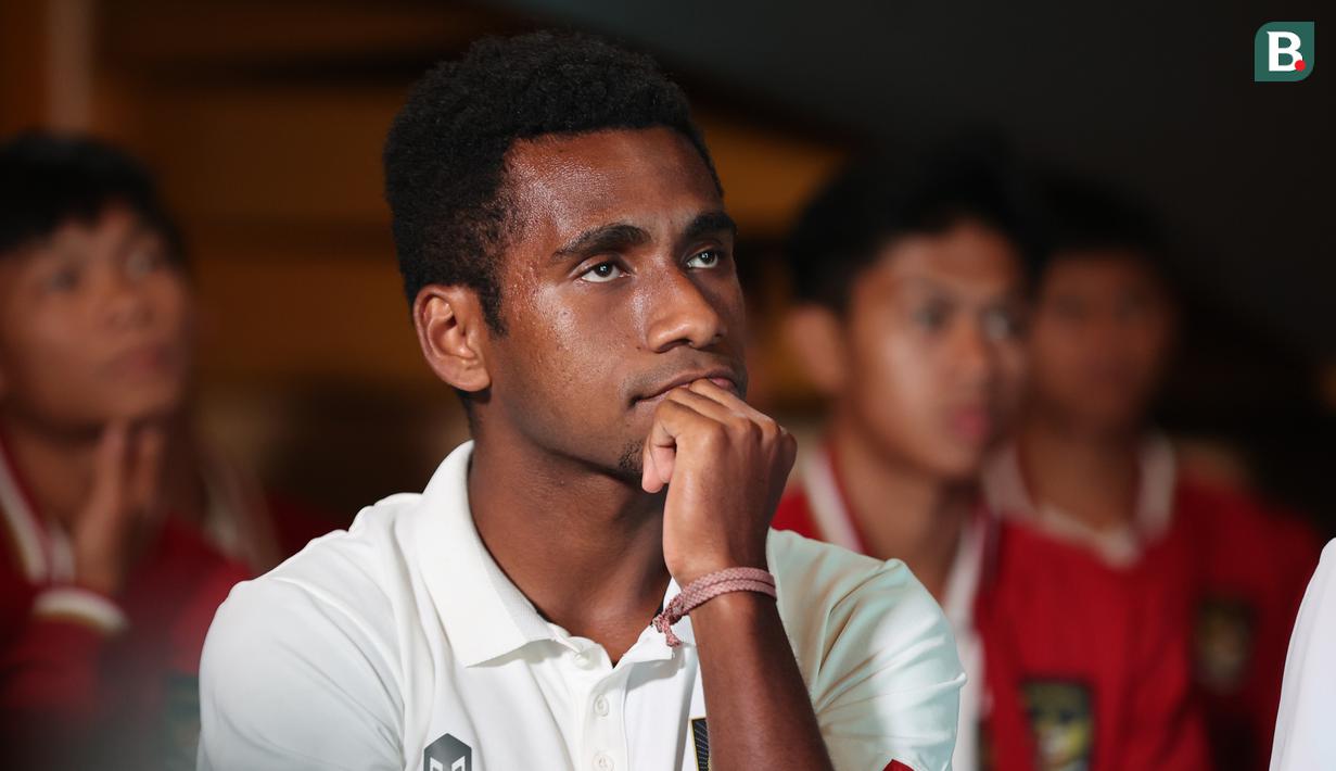 Ekspresi kapten Timnas Indonesia U-17, Iqbal Gwijangge, saat menyaksikan pengundian babak penyisihan grup Piala Dunia U-17 2023 dari salah satu restoran di Jakarta, Jumat (16/9/2023). (Bola.com/Abdul Aziz)