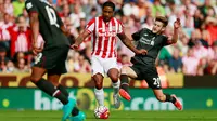 Bek Stoke, Glen Johnson berusaha membawa dari kejaran gelandang Liverpool, Adam Lallana pada Liga Premier Inggris di Britannia Stadium, Minggu (9/8/2015).Liverpool menang atas Stoke City dengan skor 1-0. (Reuters/Jason Cairnduff)