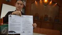 Tim pengacara mantan anggota Komisi II DPR, Miryam S Haryani menunjukkan surat panggilan sidang permohonan praperadilan untuk KPK di PN Jakarta Selatan, Senin (8/5). Sidang perdana praperadilan Miryam ditunda pekan depan. (Liputan6.com/Immanuel Antonius)