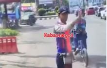Seenaknya Berhentikan Truk, Petugas Dishub Dibikin Keok sama Aksi Cerdas Sang Sopir