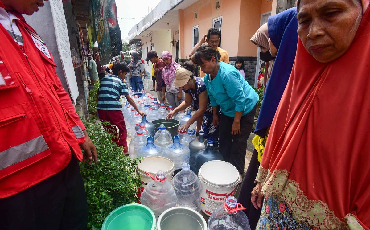 PDAM Mati dan Sumur Mengering,  Warga Depok Dapat Bantuan Air Bersih