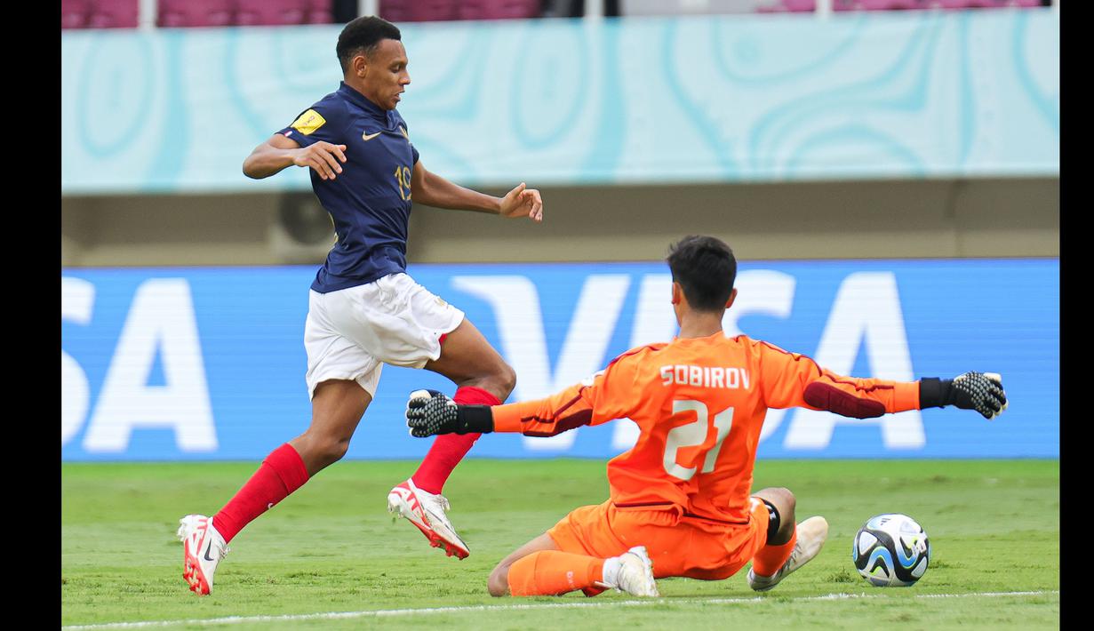 Pemain Timnas Prancis U-17, Joan Tincres berusaha melewati kiper Timnas Uzbekistan U-17, Mukhamadyusuf Sobirov untuk mencetak gol pada laga perempat final Piala Dunia U-17 2023 di Stadion Manahan, Solo, Sabtu (25/11/2023). (Doc. LOC WCU17/NFL)