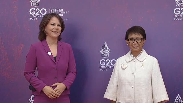 Menlu Retno Marsudi dan Menlu Jerman Annalena Baerbock di acara Foreign Ministers' Meeting di G20 Bali.