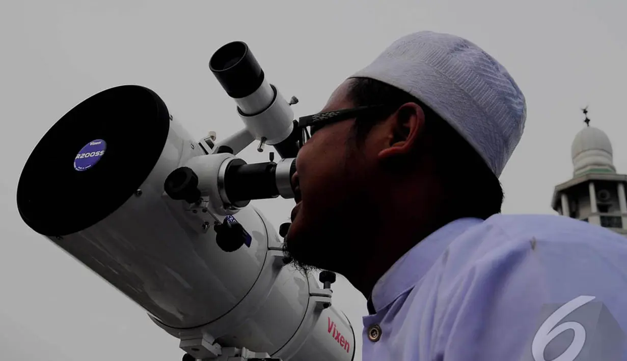 Dengan alat khusus semacam teleskop. Posisi hilal bisa terlihat jika cuaca dalam keadaan baik, Kembangan Utara, Jakarta, Jumat (27/6/2014) (Liputan6.com/Faizal Fanani)