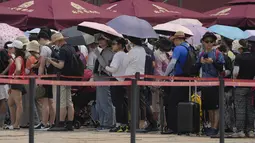 Ada empat kode cuaca panas di Beijing, Warna merah untuk level paling parah dengan suhu mencapai 40 derajat celcius. (AP Photo/Andy Wong)