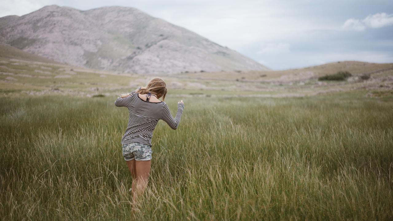 [Bintang] Bukan Jomblo, 3 Zodiak Ini Memang Lebih Suka Melakukan Apa Pun Sendirian