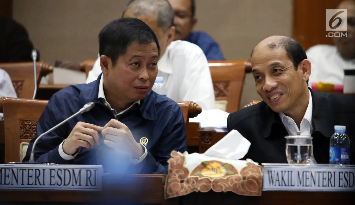 Menteri ESDM, Ignasius Jonan (tengah) didampingi Wakil Menteri ESDM, Arcandra Tahar (kanan) saat rapat kerja dengan Komisi VII di Gedung Parlemen, Senayan, Jakarta, Rabu (28/8/2019). Komisi VII DPR RI memanggil Menteri ESDM untuk membahas asumsi makro sektor ESDM. (Liputan6.com/Johan Tallo)