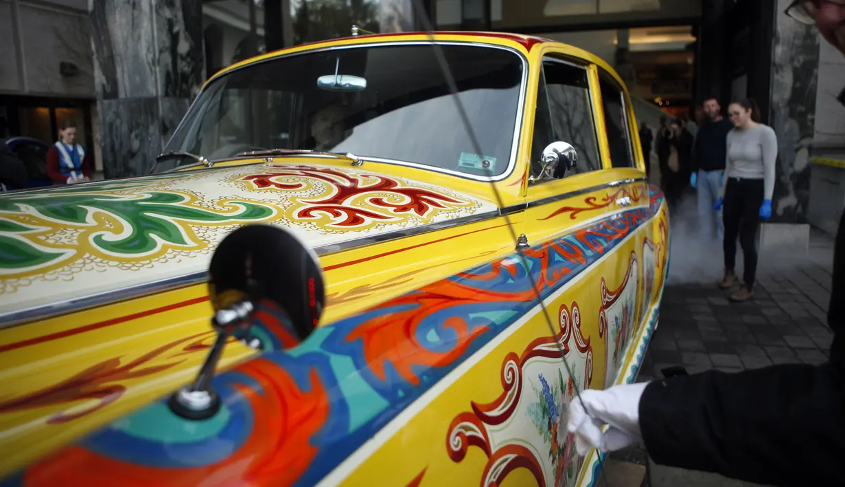 Rolls-Royce limusin touring Phantom V milik John Lennon terlihat di Museum Royal BC, Columbia (27/1/2020). Sebelumnya mobil ini disumbangkan ke Museum Desain Cooper-Hewitt dan dilelang tahun 1985 lalu dibeli pengusaha Jim Pattison US$2,3 juta. (Chad Hipolito/The Canadian Press via AP)