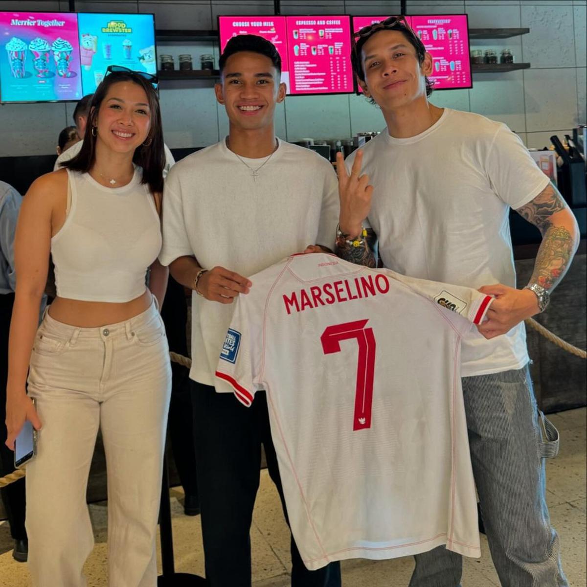 Marselino Ferdinand Tepati Janji, Ganindra Bimo Terima Jersey Kemenangan Timnas Indonesia vs Arab Saudi