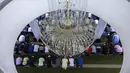 Selama Ramadhan, seluruh aktivitas ibadah terpusat di masjid. Selain berbuka puasa, salat berjemaah, hingga saling berbagi kebutuhan di antara masyarakat setempat. (AP Photo/Louise Delmotte)