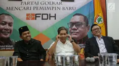 Ketua DPD I Partai Golkar Provinsi Jabar Dedi Mulyadi (kiri), Ketua DPD I Partai Golkar Provinsi Jateng Wisnu Suhardono (tengah) dan Ketum PPK Kosgoro 1957 HR Agung Laksono berbincang sebelum berdiskusi, Jakarta, Rabu (22/11). (Liputan6.com/Faizal Fanani)