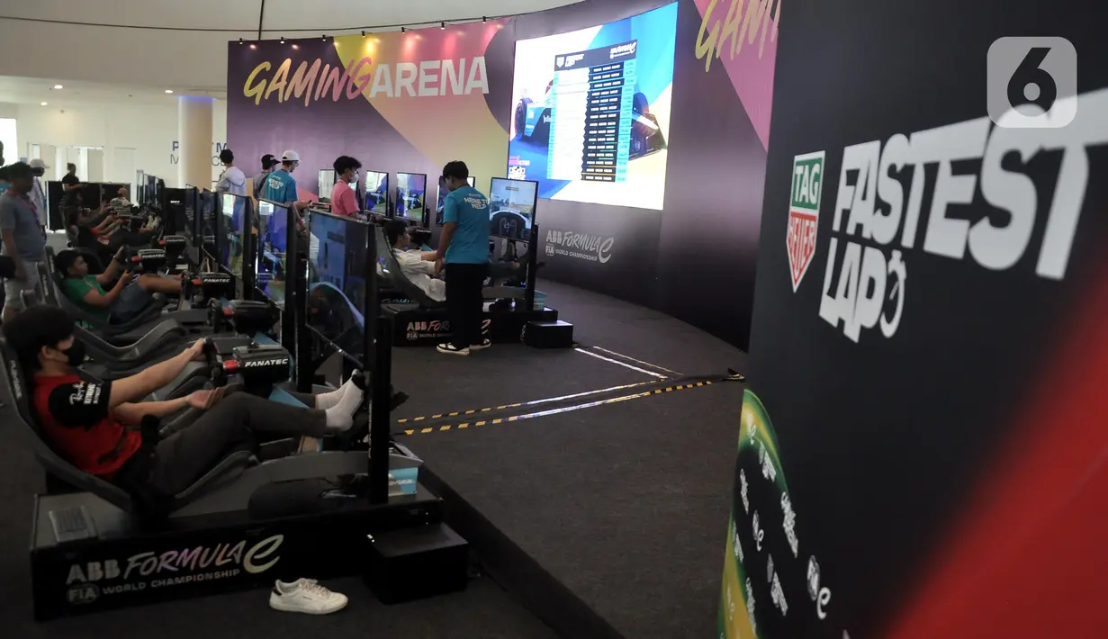 Para penonton agar mengantre apabila 15 unit simulator yang disediakan masih digunakan penonton-penonton lain. (merdeka.com/Iqbal S. Nugroho)